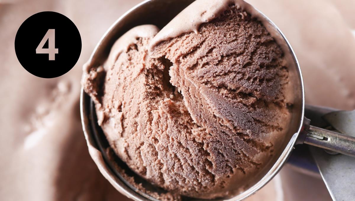 Descubre cómo hacer helado de chocolate con sólo 4 ingredientes